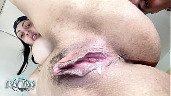Macho safado metendo na gostosa greluda em e deixando a porra escorrer de dentro