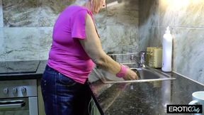 Grandma Heidi from Leipzig &mdash;  74 &mdash;  tempts the caretaker with intimacy