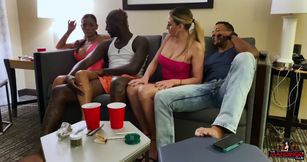 Sexo bom com a deliciosa Mia Khalifa que fica socando um consolo com tudo na buceta - Asian and Israeli Sluts Getting Blacked and Creampied by Visiting BBC